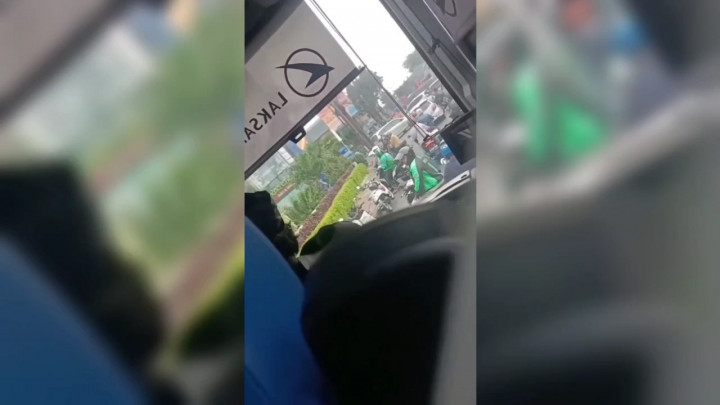 Viral! Pengemudi Ojol Serang Sopir Bus Transjakarta