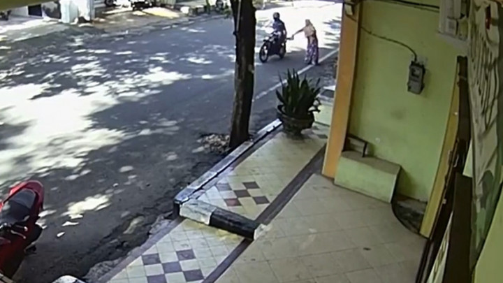 Viral! Aksi Jambret di Kecamatan Tuban Terekam CCTV