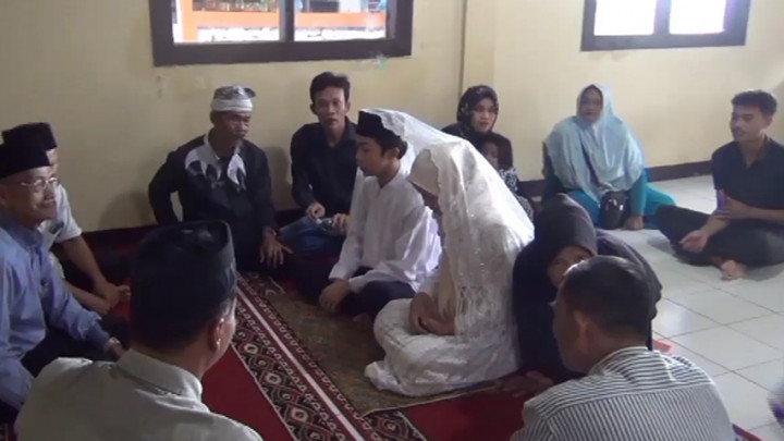 Mengharukan! Pernikahan di Rutan Polsek Patokbesi