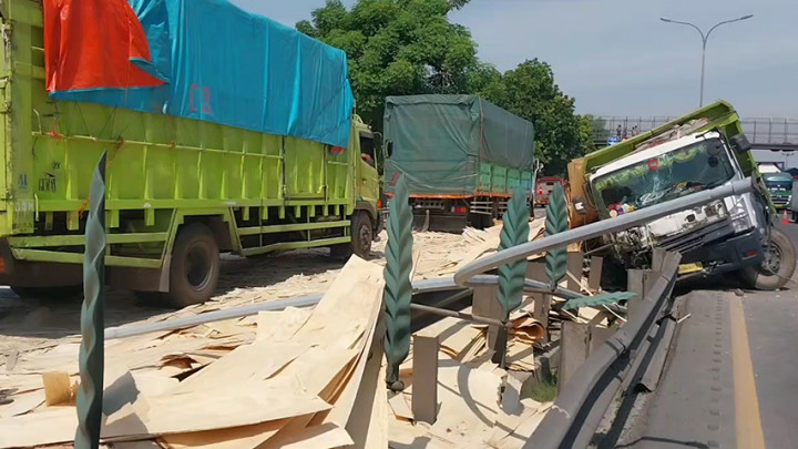 Truk Tabrak Pembatas Jalan Tol, Muatan Triplek Berhamburan ke Jalan