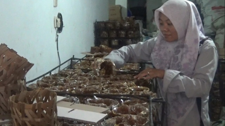 Berkah Perayaan Imlek, Pengrajin Kue Keranjang di Sukabumi Kebanjiran Orderan