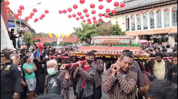Meriahkan Imlek, Ribuan Orang Berebut 4.000 Kue Keranjang