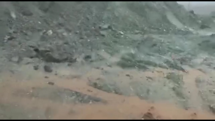 Warga Maluku Dikejutkan Dengan Turunnya Hujan Es