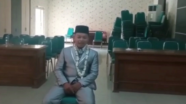 Viral! Pria Ikut Tes Wawancara Anggota PPS Kenakan Baju Pengantin