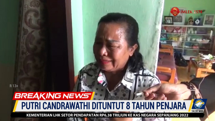 Tangis Ibu Yosua Dengar Putri Candrawathi Hanya Dituntut 8 Tahun Penjara