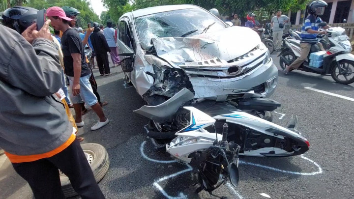 Kurang Konsentrasi, 2 Siswa di Sumenep Tabrak Minibus