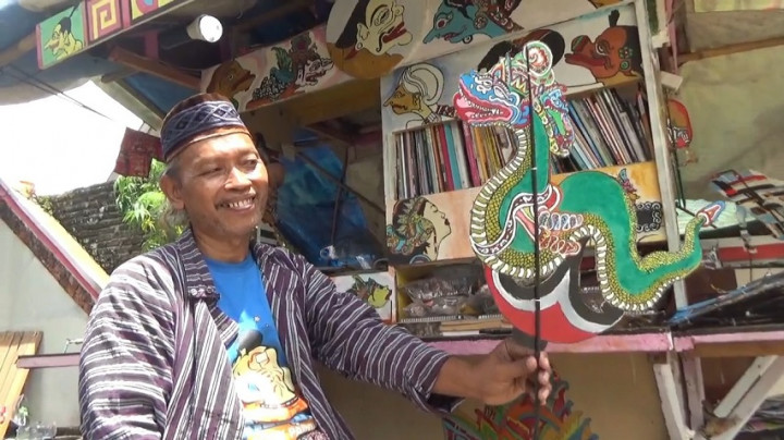 Unik! Seniman asal Yogyakarta Buat Wayang Naga dari Limbah Kertas dan Plastik