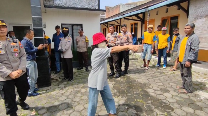 Eksekusi Rumah di Kota Malang Berujung Ricuh, Petugas Dimaki Ibu Pemilik Rumah