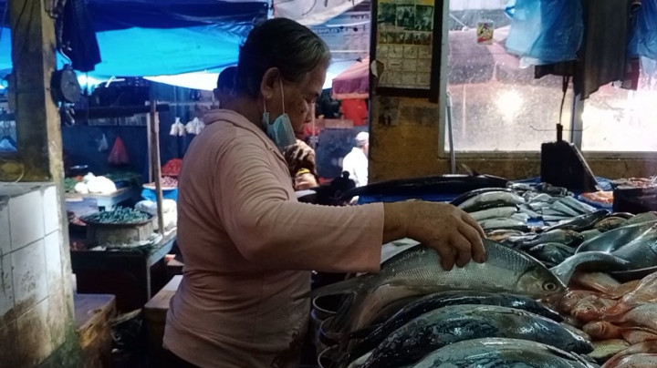 Jelang Perayaan Imlek, Ikan Bandeng dan Udang Laris Manis Diburu Warga