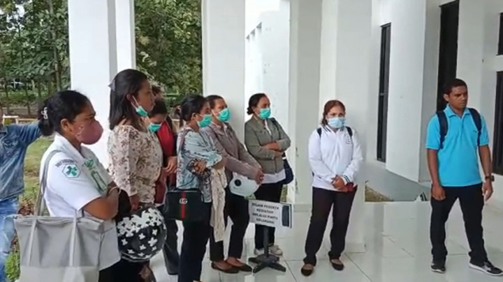 Puluhan Tenaga Kesehatan di Kab. Sikka Geruduk Kantor BKD