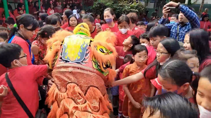 Sambut Imlek, Ratusan Siswa Beri Angpao untuk Barongsai