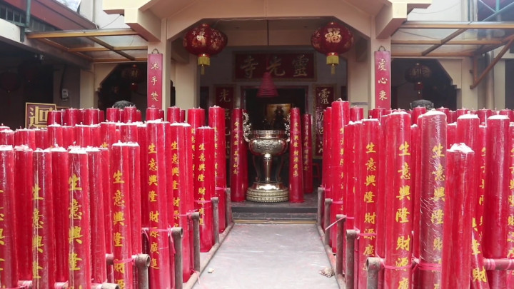 Ratusan Lilin Raksasa Meriahkan Imlek di Vihara Kota Bandung