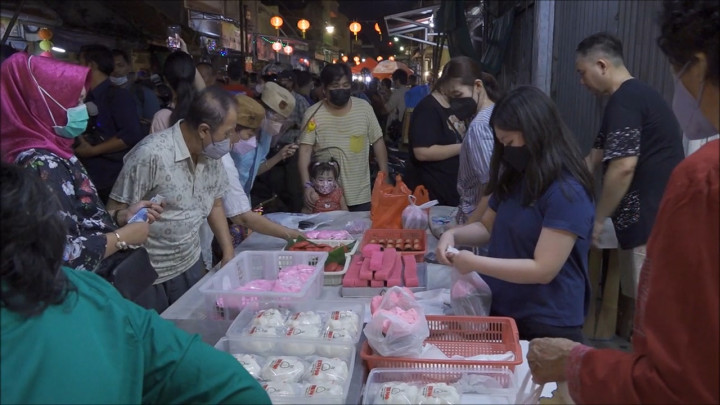Tradisi Jamuan Makan di Atas Meja Panjang Sambut Imlek Kembali Digelar