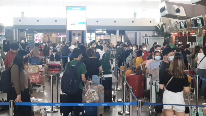 Jelang Imlek, Bandara Internasional Soekarno Hatta Dipadati Penumpang