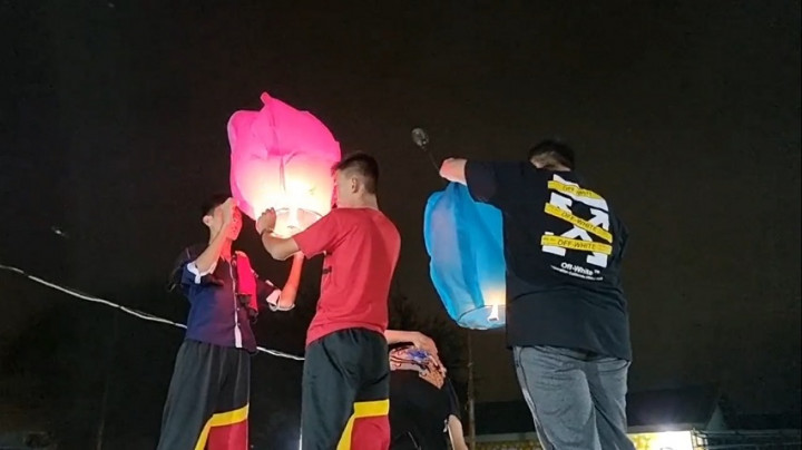 Meriahkan Malam Perayaan Imlek, Warga di Sumut Terbangkan Ratusan Lampion