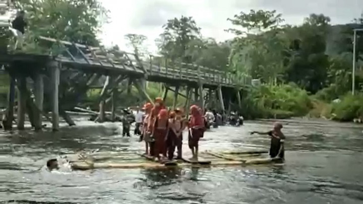 Sejumlah Pelajar di Sulteng Bertaruh Nyawa Demi Pergi ke Sekolah