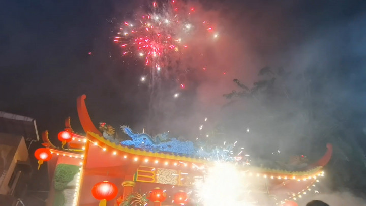 Sambut Imlek, Ribuan Orang Antusias Saksikan Pesta Kembang Api di Vihara Tertua