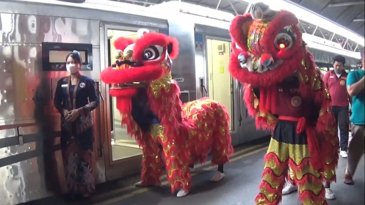 Meriahkan Imlek, Para Penumpang Kereta Api Dihibur oleh Atraksi Barongsai