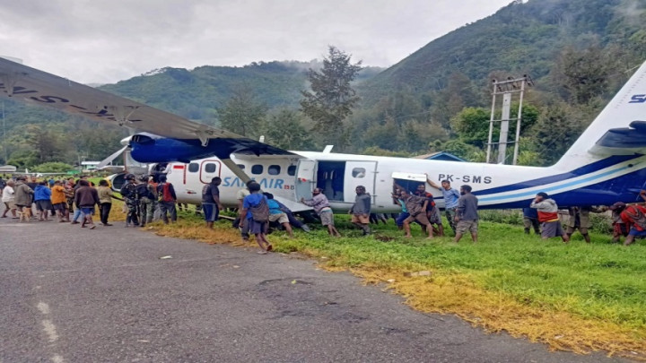 Pesawat Sam Air Tergelincir saat Mendarat di Bandara Boega Papua