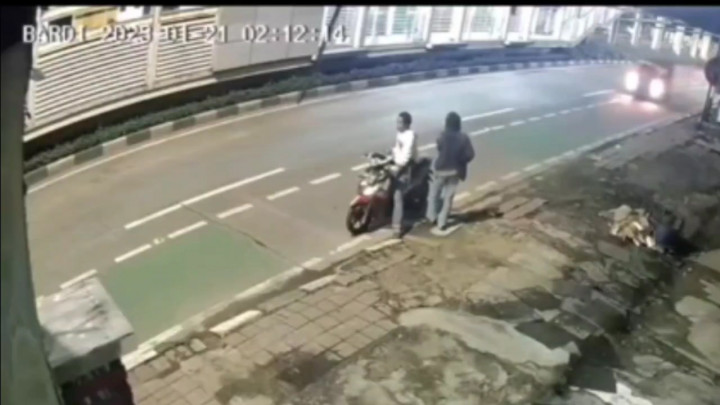 Aksi Vandalisme di Halte Bus Transjakarta Terekam CCTV