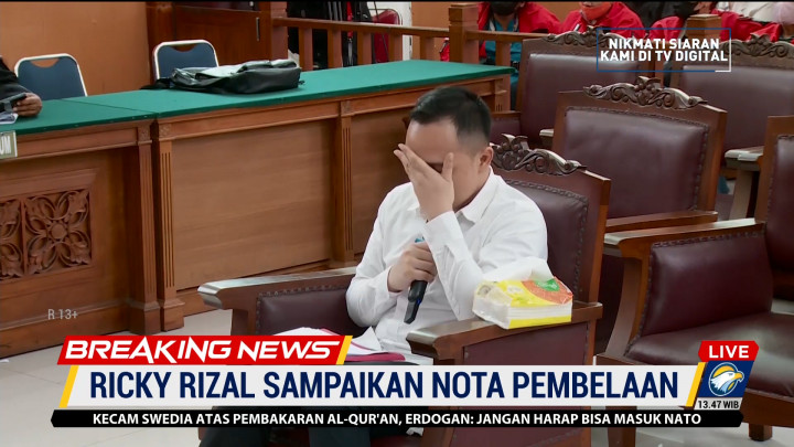 Menangis Tersedu-sedu, Ricky Rizal Minta Maaf ke Anaknya