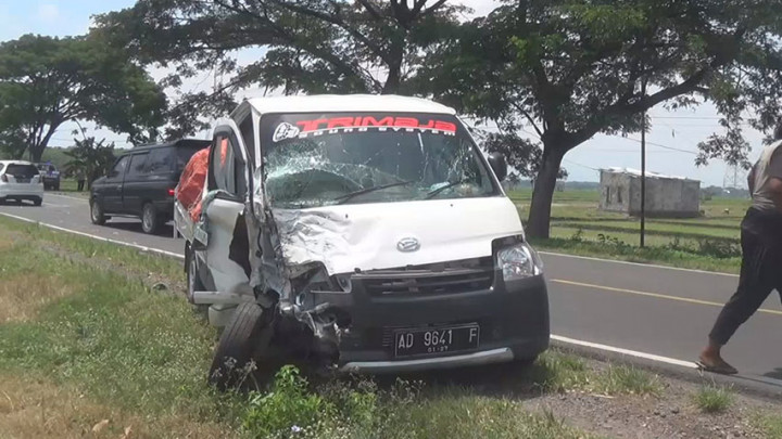 Tabrakan Beruntun di Ngawi Akibatkan 2 Orang Luka-luka