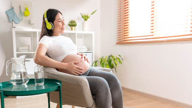 Mendengarkan Musik Saat Hamil Memberikan Manfaat Kesehatan, Apa Saja?