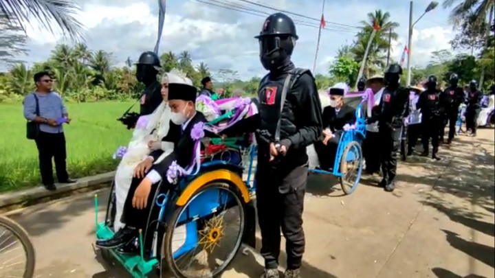 Viral! Pernikahan Massal 10 Pasangan Santri di Ponpes Ciamis