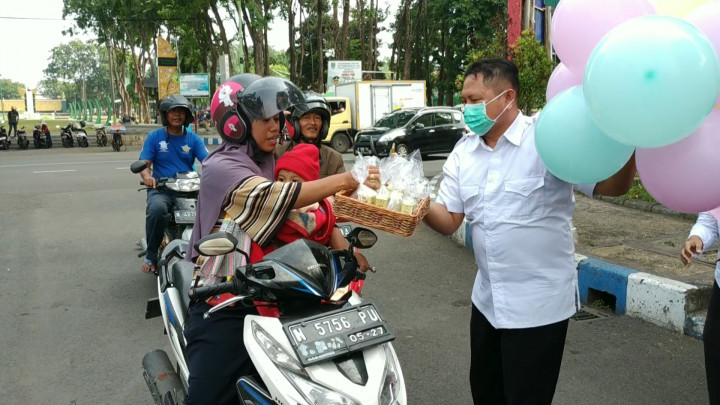 Peringati Hari Gizi Nasional, Dinkes Probolinggo Bagi-bagi Susu di Pinggir Jalan