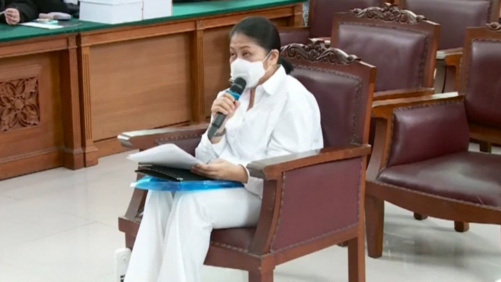 Pledoi Putri Candrawathi: Semoga Saya Bisa Kembali Memeluk Putra-putri Saya