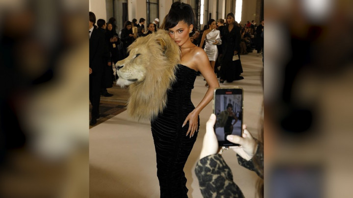 Gunakan Kepala Singa di Paris Fashion Week 2023, Kylie Jenner Dihujat Warganet