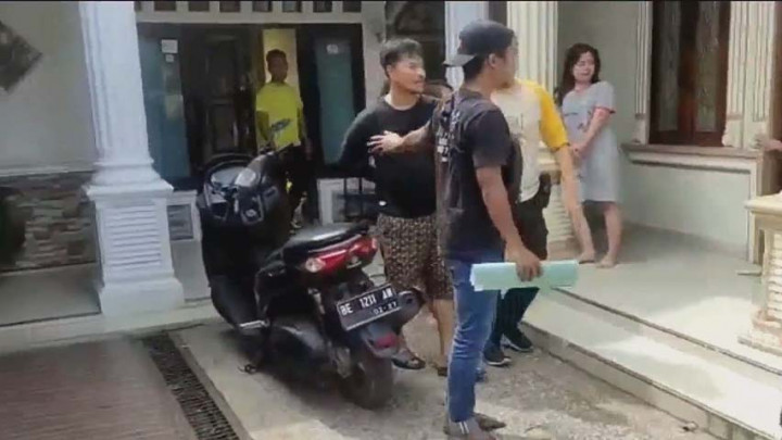 Tangisan Keluarga Warnai Proses Penangkapan Pengedar Narkoba di Lampung