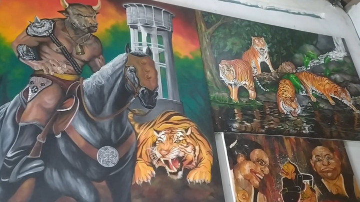 Keren! Pria di Jombang Sulap Limbah Kertas Jadi Lukisan Bernilai Tinggi