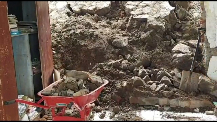 Akibat Longsor, Tebing Timbun Bangunan Sekolah Dasar di Ciamis