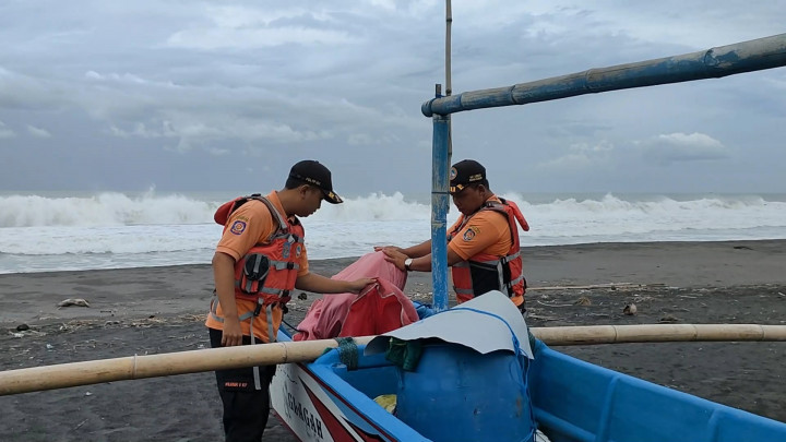 Nekat Melaut, Kapal Nelayan Terbalik Akibat Ombak Besar di Pantai Trisik