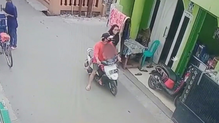 Viral! Aksi Pencurian oleh Satu Keluarga Terekam CCTV