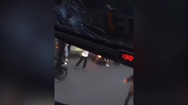 Detik-detik Bus Tim Persis Solo Dilempari Batu oleh Suporter Persita Tangerang