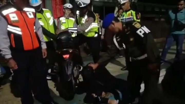 Terjaring Razia, Belasan Pemuda Diberi Sanksi Dengarkan Knalpot Bising