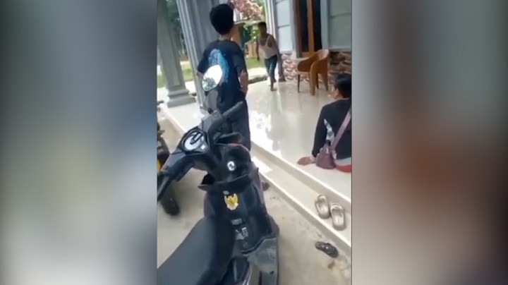 Naas! Kurir Paket di Sumsel Ditusuk Konsumen COD yang Tolak Bayar