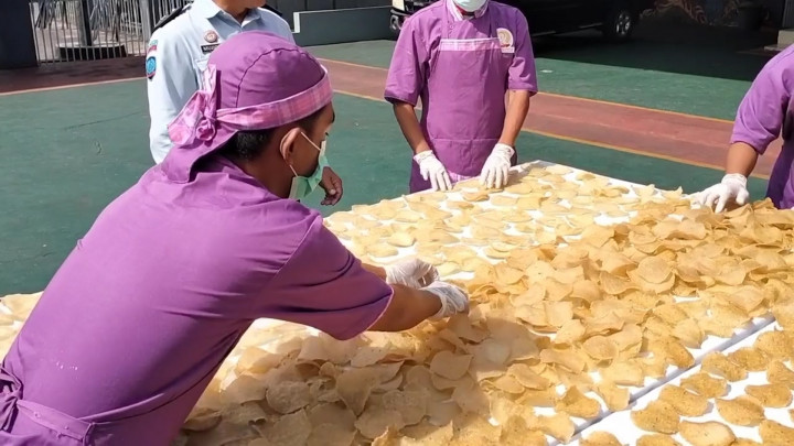 Produktif! Lapas Kelas Dua B Blitar Ekspor Krupuk Puli ke Hongkong