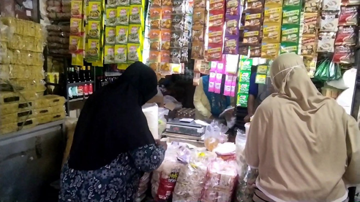 Minyak Subsidi Langka, Pembeli di Pasar Tradisional Kediri Beralih ke Minyak Curah