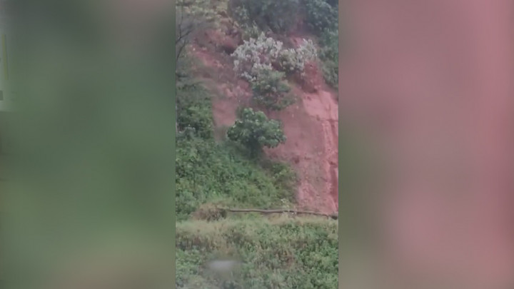 Detik-detik Tebing di SBPU Rest Area KM429 Tol Semarang-Solo Longsor