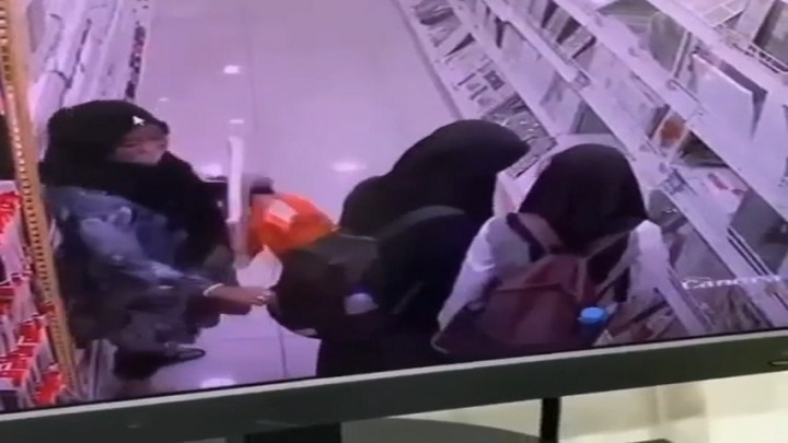 Viral! Detik-detik Aksi Emak-emak Mencopet Hp Pelajar di Mal Palembang