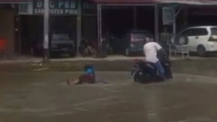 Detik-detik Pemotor di Pidie Aceh Jatuh ke Lubang Jalan saat Banjir