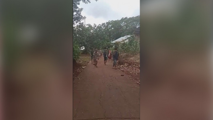 Akses Jalan Buruk, Warga Tandu Pasien Meninggal di Tengah Jalan