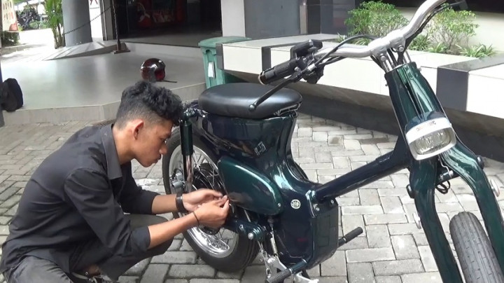 Kreatif! Mahasiswa di Surabaya Berhasil Sulap Motor Klasik Jadi Motor Listrik