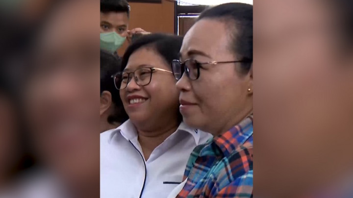 Hadiri Sidang Duplik, Orang Tua Bharada E Ramai Dimintai Foto Para Fans