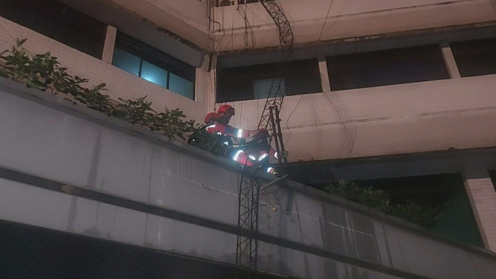 Dihantam Angin Kencang, Tower Pemancar Setinggi 20 Meter Ambruk