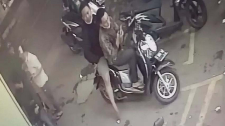 Aksi Komplotan Pencurian Ganjal ATM Terekam CCTV