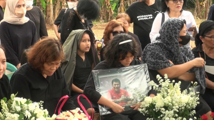 Susana Haru di Pemakaman Mantan Pelatih Timnas Benny Dollo